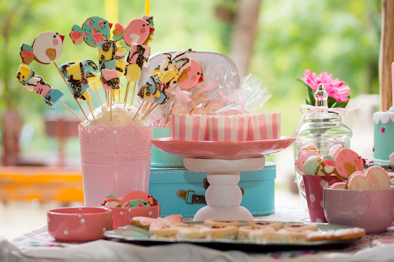 Mesa com decoração infantil